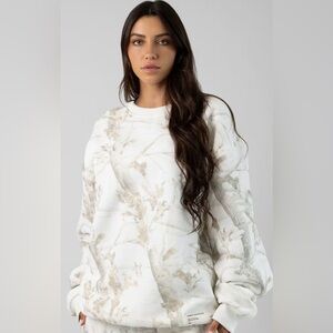 Elegant White and Gray Patterned Sweatshirt